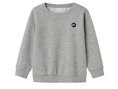 name it sweatshirt grey melange med badge set forfra