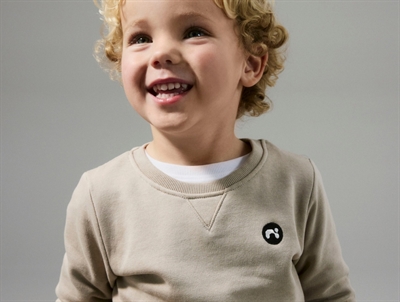 dreng iført name it sweatshirt pure cashmere med badge