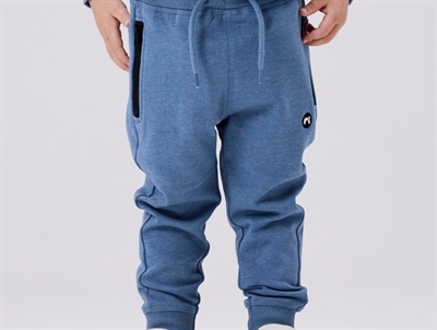 dreng iført name it sweatpants coronet blue med lynlåslommer