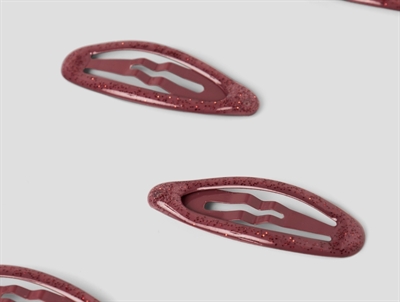 Detalje af burgundy glimmer hårspænder fra Name It