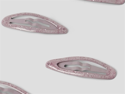 Detalje af lilla glimmer hårspænder fra Name It i keepsake lilac