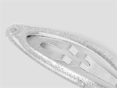 Detalje af sølv glimmer hårspænder fra Name It