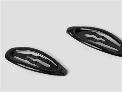 Detalje af sorte glimmer hårspænder fra Name It