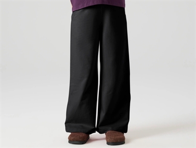 Name It sweatpants i sort med wide leg pasform på model