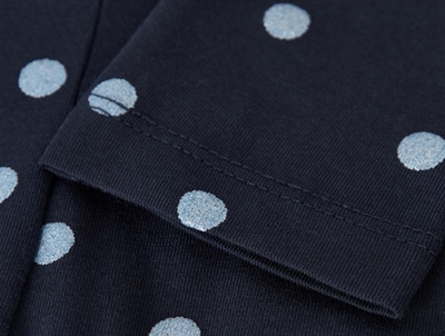 Detaljebillede af mørkeblå Name It MINI leggings med glimmerprint