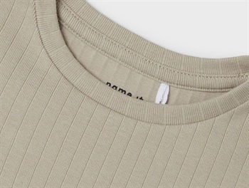 Ribbet langærmet top i beige fra Name It