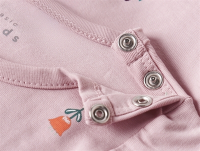 name it baby body i lyserød burnished lilac med blomsterprint