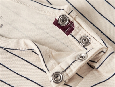 name it baby body i råhvid summer sand med striber og hjerteprint