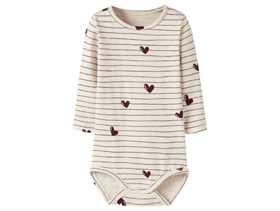name it baby body i råhvid summer sand med striber og hjerteprint