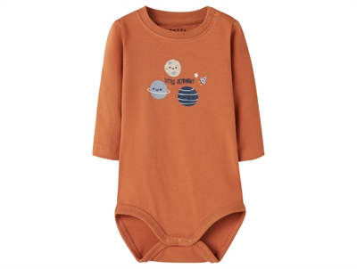 name it baby body i rustfarvet autumn leaf med planetprint