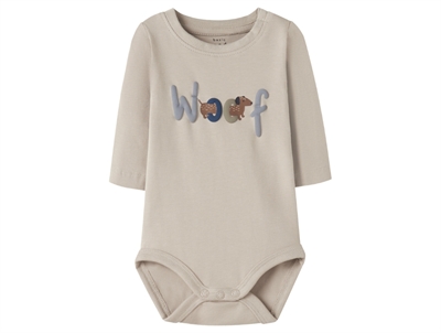 name it baby body i beige island fossil med hundeprint