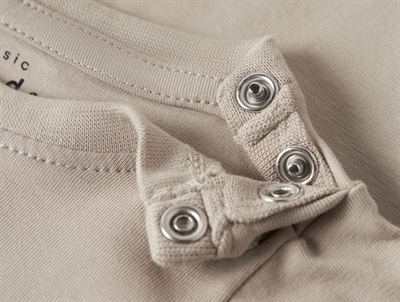 name it baby body i beige island fossil med hundeprint