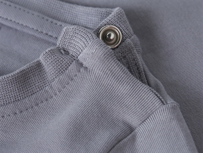 name it baby body i grå tradewinds med stjerneprint