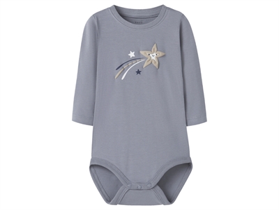 name it baby body i grå tradewinds med stjerneprint