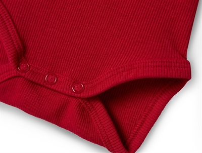 Detalje af rød body fra Name It med trykknapper