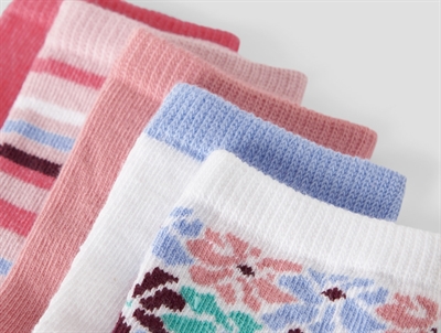 Detalje af farverige Name It strømper i 5-pak med blomster og striber