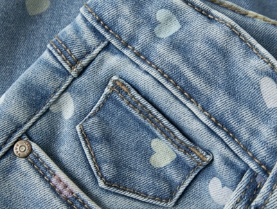 name it jeans i medium blue denim med hjerteprint lommedetalje