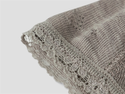 Detalje af Name It babyhue i satellite merinould med blondekant