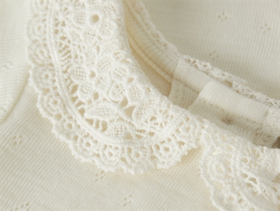 Detaljebillede af Name It body i snow white med blondekrave og hulmønster