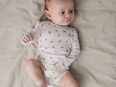 Name It uld body i snow white med små blomster og blondekant model