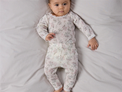 Baby iført Name It leggings i snow white med blomsterprint