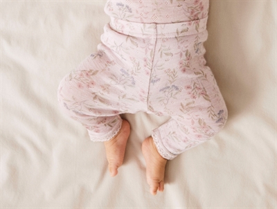 Baby iført Name It leggings i violet ice med blomsterprint