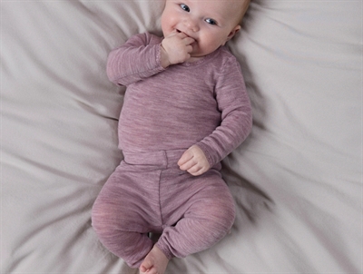 Baby iført Name It leggings i toadstool i merinould