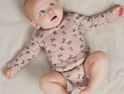 Baby iført Name It uld body i shadow gray med sløjfeprint