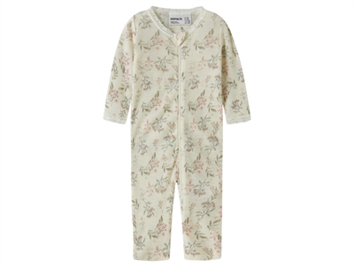 Baby iført Name It natdragt i snow white med blomsterprint