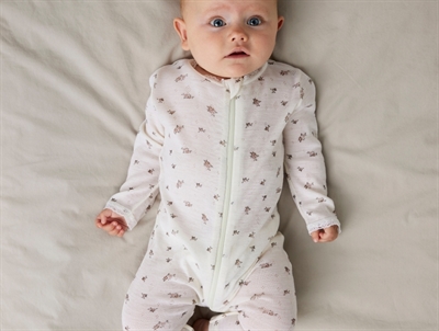 Baby iført Name It uld natdragt i snow white med blomsterprint