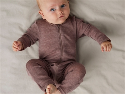 Baby iført Name It uld natdragt i antler merinould