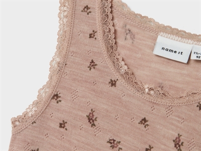 Detalje af Name It uld undertrøje i shadow gray med blondekant