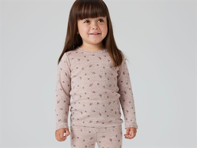 Barn iført Name It uld bluse i shadow gray med blomsterprint