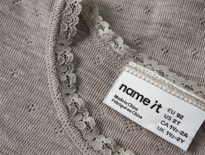 Detalje af Name It uld bluse i satellite med blondekant