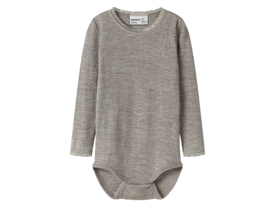 Name It uld body i satellite merinould med hulmønster og blondekant