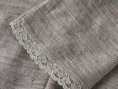 Name It leggings i gråbrun nuance satellite i merinould med blondekant detalje