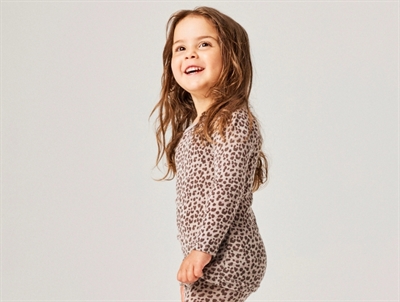 Pige iklædt Name It merinould bluse i grå nuance med leopardprint