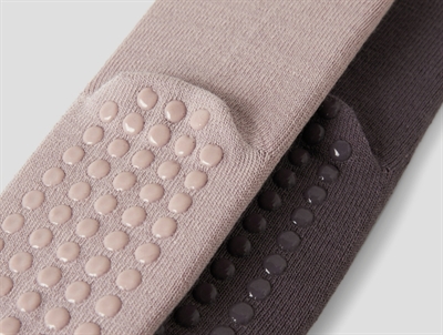 Name It sokker 2-pak i shadow gray og sparrow med skridsikre gummidutter tæt detalje