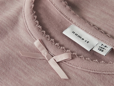 Detalje af støvet rosa Name It bluse med sløjfe og hæklet kant