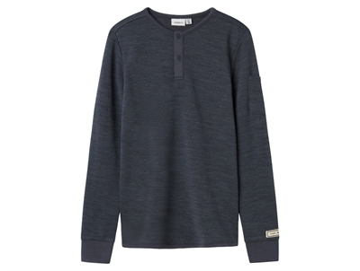 Detalje af knapper og halsudskæring på mørkeblå Name It bluse