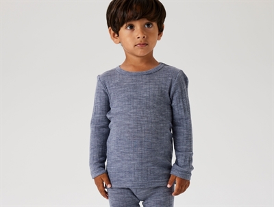 Barn iført Name It uld bluse i folkstone gray