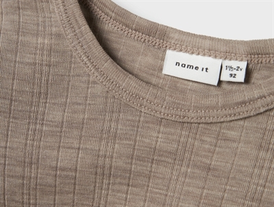 Detalje af Name It uld bluse i satellite med rund hals