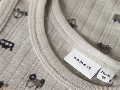 Detalje af Name It uld undertrøje i nacreous cloud med ribstruktur