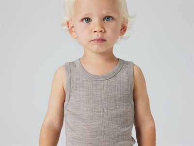 Barn iført Name It uld undertrøje i satellite merinould