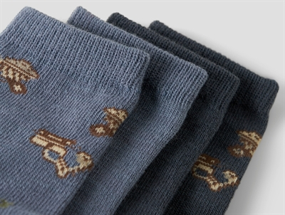 Name It sokker 4-pak i blågrå nuance med bilprint i merinould mix tæt detalje