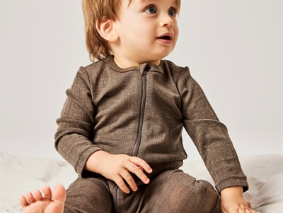 Name It natdragt i morel båret af baby