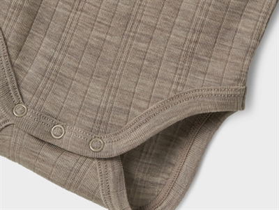 Detalje af Name It uld body i satellite med trykknapper