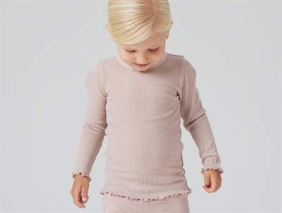 Name It rib bluse i shadow gray støvet grå nuance i merinould og silke med hulmønster båret af barn