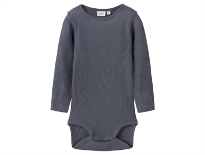 Name It body i folkstone gray blågrå nuance i merinould og silke med ribmønster set forfra