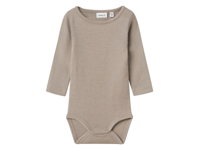 Name It body i satellite grå brun nuance i merinould og silke med ribmønster set forfra